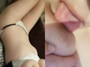 巨乳の女の子がオナニーする