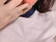 美しい胸の可愛い女の子が自撮りをする